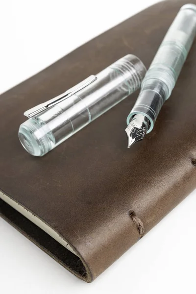 Brown Leather Journal and Green Glass Fountain Pen — стокове фото