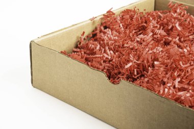 Kırmızı karton şeritli paket kutusu doldurma