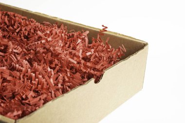 Kırmızı karton şeritli paket kutusu doldurma