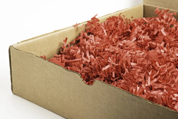Caja de paquete con tiras de papel rojo de llenado — Foto de Stock