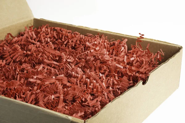 Caja de paquete con tiras de papel rojo de llenado — Foto de Stock