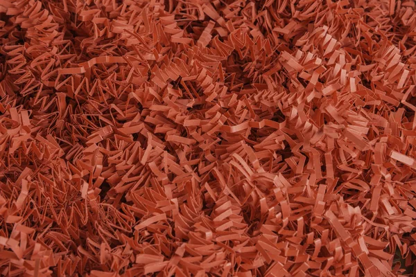 Tiras de papel rojo que se llenan de una caja de paquetes — Foto de Stock
