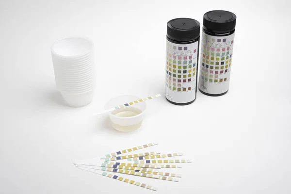 Un conjunto básico de kit de prueba de reactivo de orina — Foto de Stock