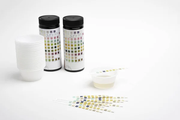 Un ensemble de base de kit de test de réactif urinaire — Photo