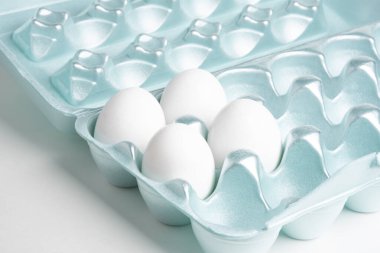 Stil köpük tepside Dört Yumurta