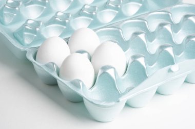 Stil köpük tepside Dört Yumurta