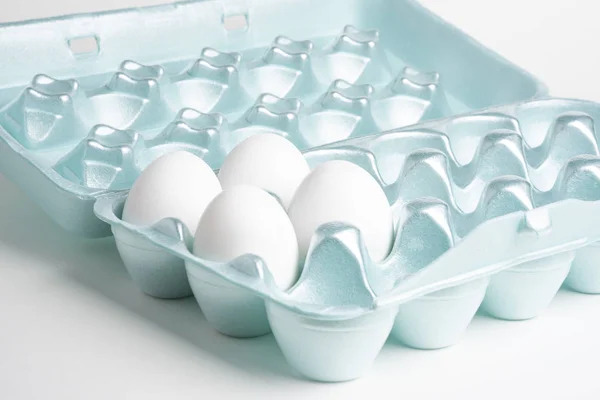 Cuatro huevos en una bandeja de espuma de poliestireno — Foto de Stock