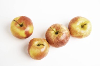 Dört Taze Kırmızı Elma