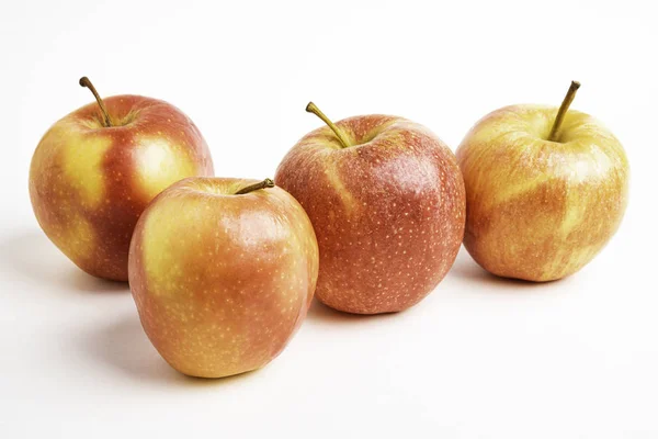 Cuatro manzanas rojas frescas — Foto de Stock