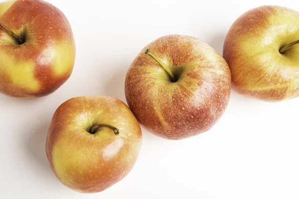 Cuatro manzanas rojas frescas — Foto de Stock