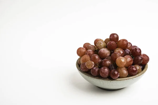 Червоний виноград у круглій мисці — стокове фото