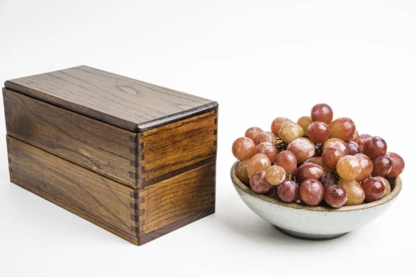 A Bowl Of Fresh Grapes With Japanese Wood Bento Box — ストック写真