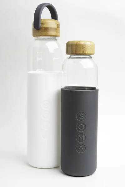 Dos botellas de agua de vidrio SOMA — Foto de Stock