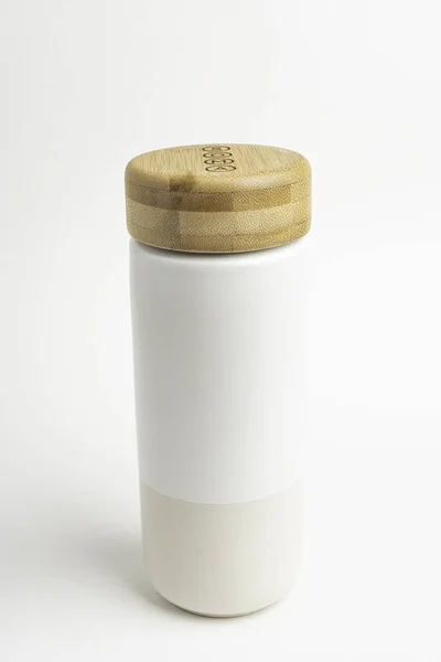 Белая керамическая кружка SOMA — стоковое фото