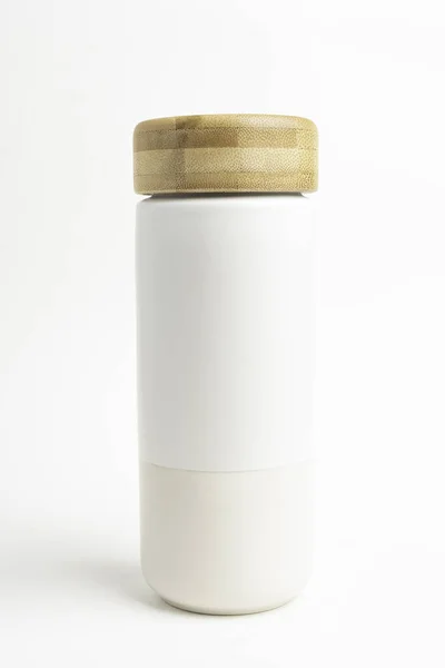 Uma caneca de cerâmica branca SOMA — Fotografia de Stock