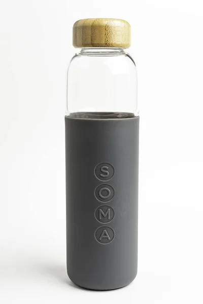 Een Soma glazen waterfles met grijze siliconen huls — Stockfoto
