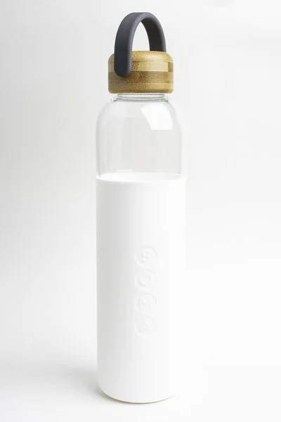 A SOMA Glass Water Bottle With White Sleeve & Grey Handle — Stock Photo, Image