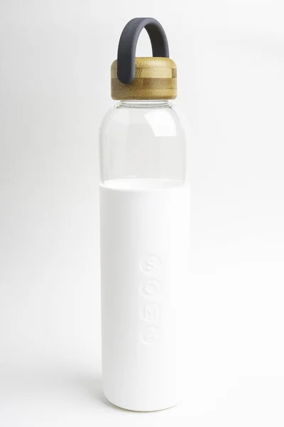 Butelka szklana Soma z białym rękawem i szarym uchwytem — Zdjęcie stockowe