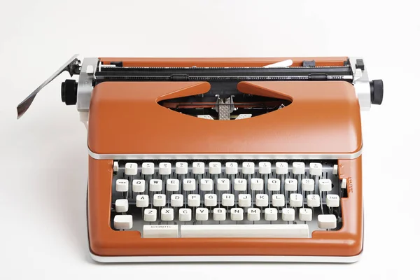Bärbar manuell skrivmaskin i röd orange — Stockfoto