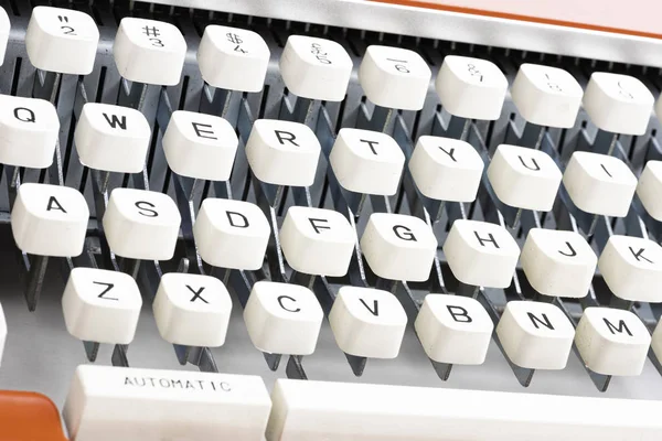 Máquina de escribir manual portátil en rojo naranja — Foto de Stock