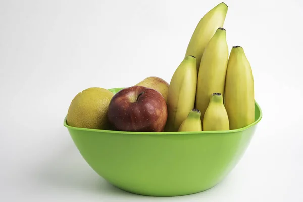 Cuenco Plástico Verde Brillante Con Frutas Frescas Maduras Ingeniosamente Dispuestas —  Fotos de Stock