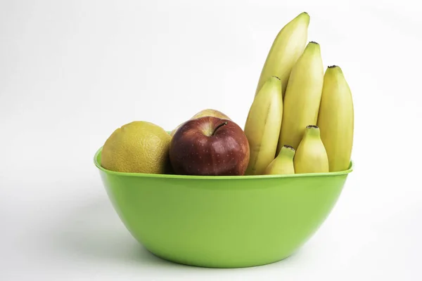 Cuenco Plástico Verde Brillante Con Frutas Frescas Maduras Ingeniosamente Dispuestas —  Fotos de Stock