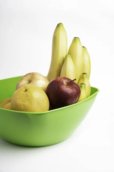 Cuenco Plástico Verde Brillante Con Frutas Frescas Maduras Ingeniosamente Dispuestas — Foto de Stock