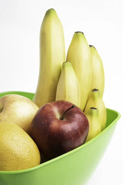 Cuenco Plástico Verde Brillante Con Frutas Frescas Maduras Ingeniosamente Dispuestas —  Fotos de Stock