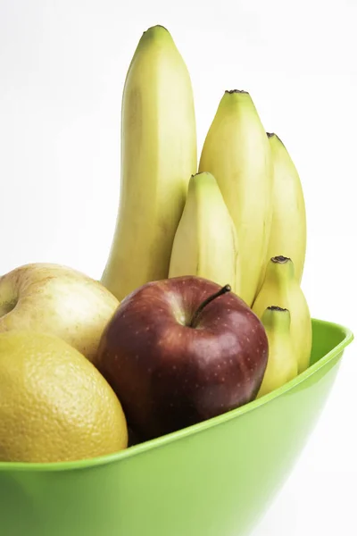 Cuenco Plástico Verde Brillante Con Frutas Frescas Maduras Ingeniosamente Dispuestas — Foto de Stock