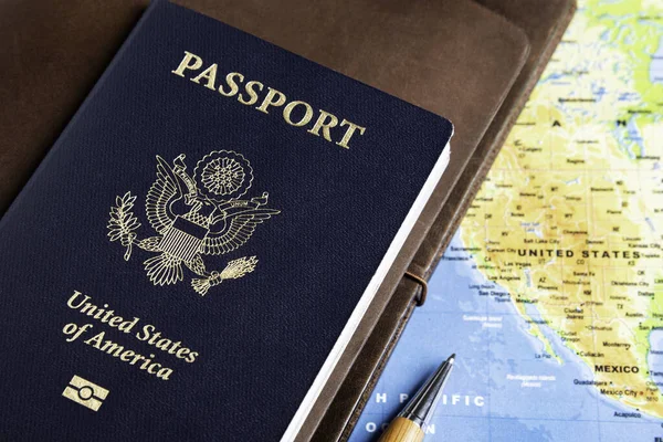 Αλουμινόχαρτο Σκούρο Μπλε Εξώφυλλο Ενός Αμερικανικού Διαβατηρίου Δερμάτινα Ταξιδιωτικά Σημειωματάρια — Φωτογραφία Αρχείου