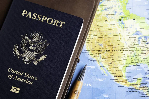 Tmavě Modrý Přední Kryt Amerického Cestovního Pasu Koženými Cestovními Sešity — Stock fotografie