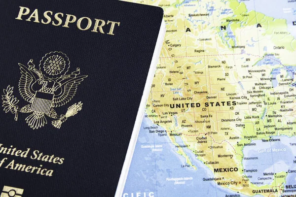 Tmavě Modrý Přední Obal Amerického Pasu Razítkem Pozadí Mapy Světa — Stock fotografie