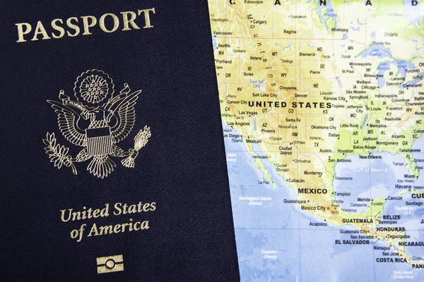 Den Foliemärkta Mörkblå Framsidan Ett Amerikanskt Pass Som Ligger Världskarta — Stockfoto