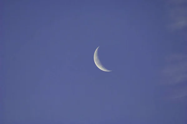 Slim Sliver Silvery Moon Set Expanse Partly Cloudy Blue Sky — Stock Photo, Image