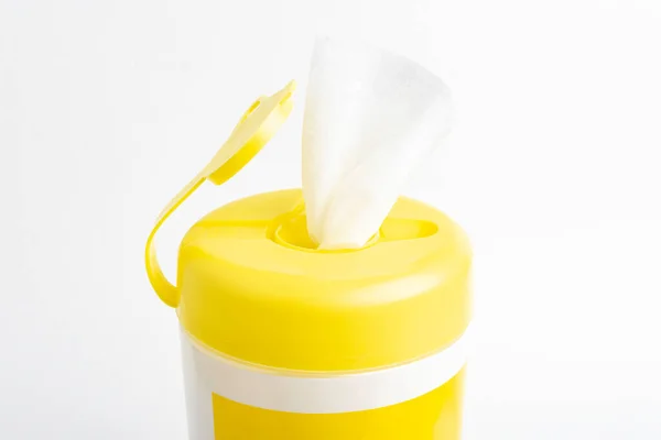 Bir dezenfektan ıslak mendil kapağının açık sarı renkli yakın çekim görüntüsü düz beyaz arkaplan üzerine kuruludur..