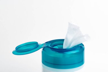 Açık bir akuamarin 'in yakın plan çekimi. Beyaz arka plandaki ıslak mendillerin üst kapağını itmek. Plastik kaplar..