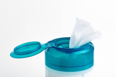 Açık bir akuamarin 'in yakın plan çekimi. Beyaz arka plandaki ıslak mendillerin üst kapağını itmek. Plastik kaplar..