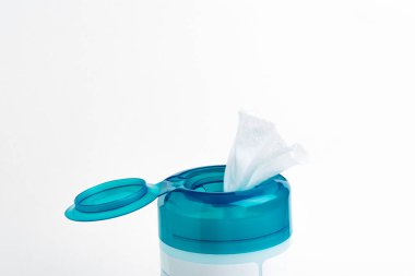 Açık bir akuamarin 'in yakın plan çekimi. Beyaz arka plandaki ıslak mendillerin üst kapağını itmek. Plastik kaplar..