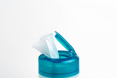 Açık bir akuamarin 'in yakın plan çekimi. Beyaz arka plandaki ıslak mendillerin üst kapağını itmek. Plastik kaplar..