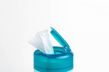 Açık bir akuamarin 'in yakın plan çekimi. Beyaz arka plandaki ıslak mendillerin üst kapağını itmek. Plastik kaplar..