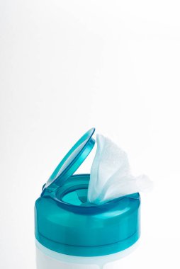 Açık bir akuamarin 'in yakın plan çekimi. Beyaz arka plandaki ıslak mendillerin üst kapağını itmek. Plastik kaplar..