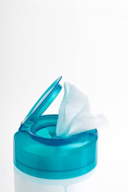 Açık bir akuamarin 'in yakın plan çekimi. Beyaz arka plandaki ıslak mendillerin üst kapağını itmek. Plastik kaplar..