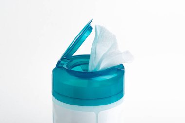 Açık bir akuamarin 'in yakın plan çekimi. Beyaz arka plandaki ıslak mendillerin üst kapağını itmek. Plastik kaplar..