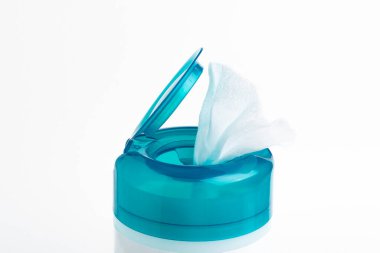 Açık bir akuamarin 'in yakın plan çekimi. Beyaz arka plandaki ıslak mendillerin üst kapağını itmek. Plastik kaplar..
