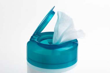 Açık bir akuamarin 'in yakın plan çekimi. Beyaz arka plandaki ıslak mendillerin üst kapağını itmek. Plastik kaplar..