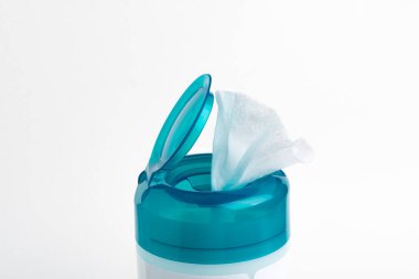 Açık bir akuamarin 'in yakın plan çekimi. Beyaz arka plandaki ıslak mendillerin üst kapağını itmek. Plastik kaplar..