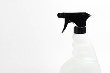  Siyah-beyaz sıvı sprey plastik sprey şişesinin beyaz arka plandaki üst kısmının yakın plan çekimi..