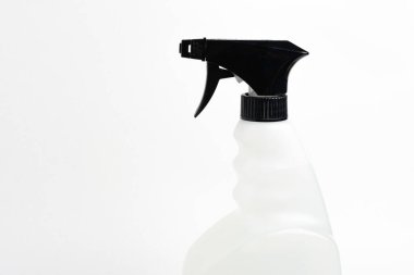  Siyah-beyaz sıvı sprey plastik sprey şişesinin beyaz arka plandaki üst kısmının yakın plan çekimi..