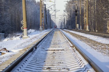 Demiryolu kışın. Elektrikli tren