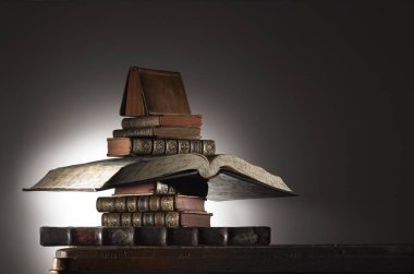 Masadaki antik kitap yığını..